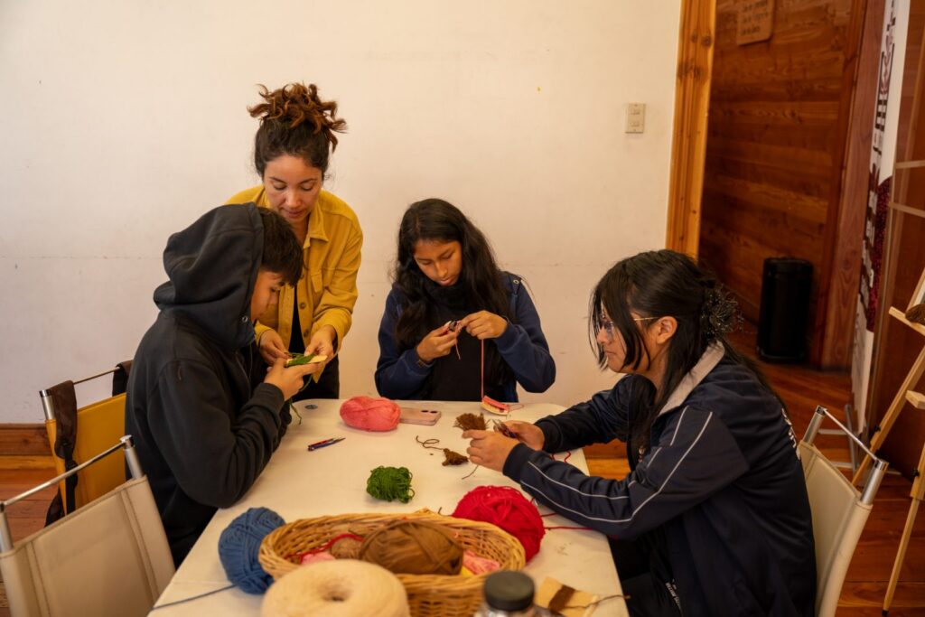 Postas creativas con lana, greda y acuarelas en la Feria Interactiva de Espacios Culturales