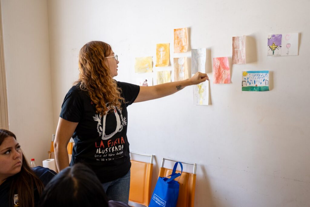 Postas creativas con lana, greda y acuarelas en la Feria Interactiva de Espacios Culturales