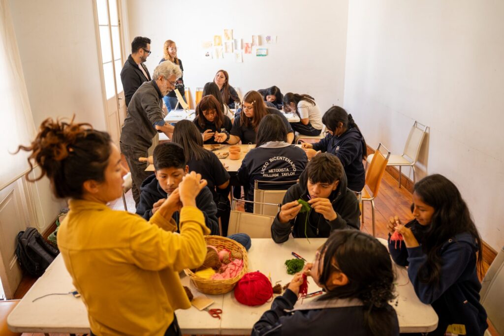 Postas creativas con lana, greda y acuarelas en la Feria Interactiva de Espacios Culturales