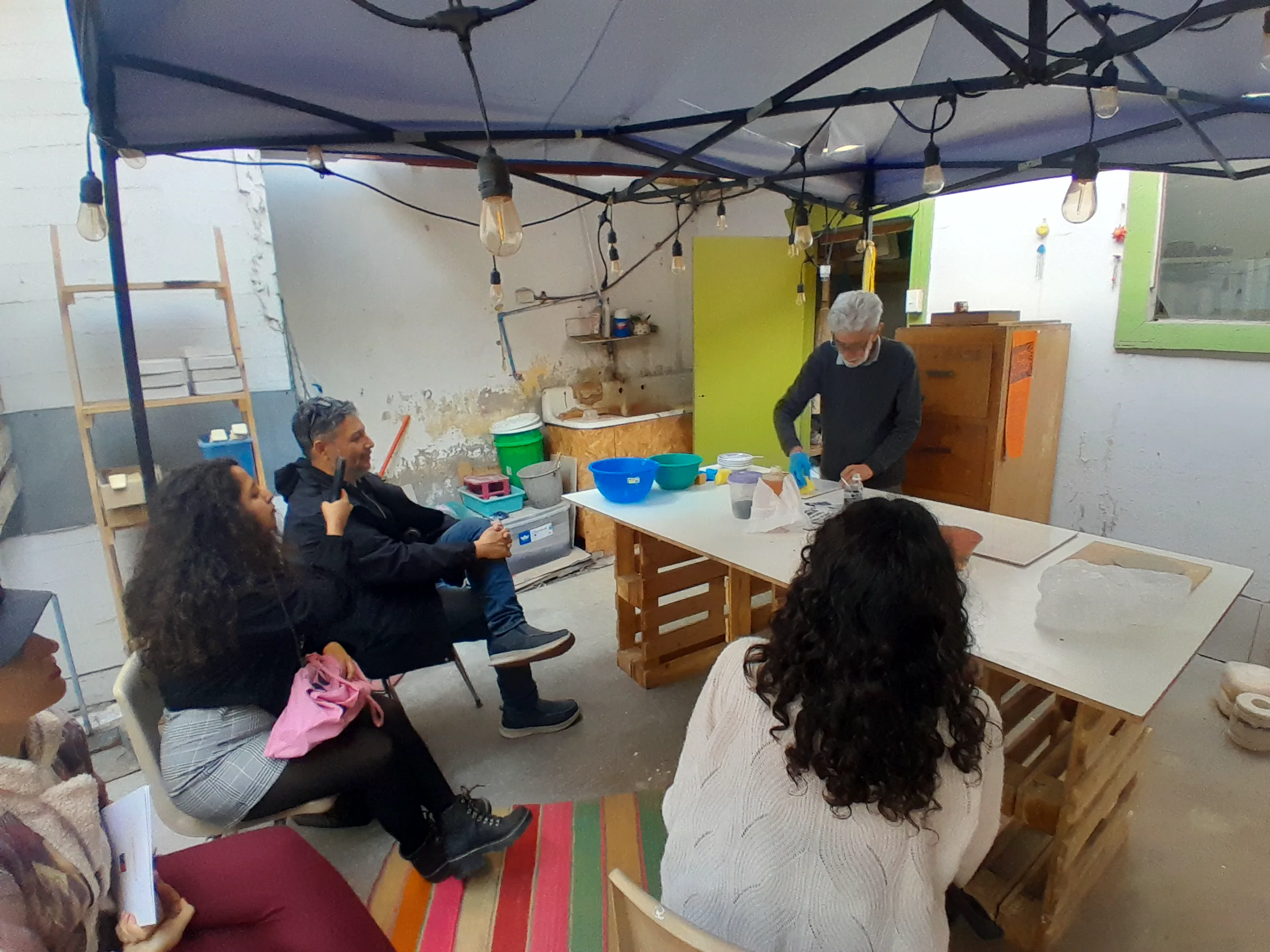 Taller al aire libre en el patio de la casa