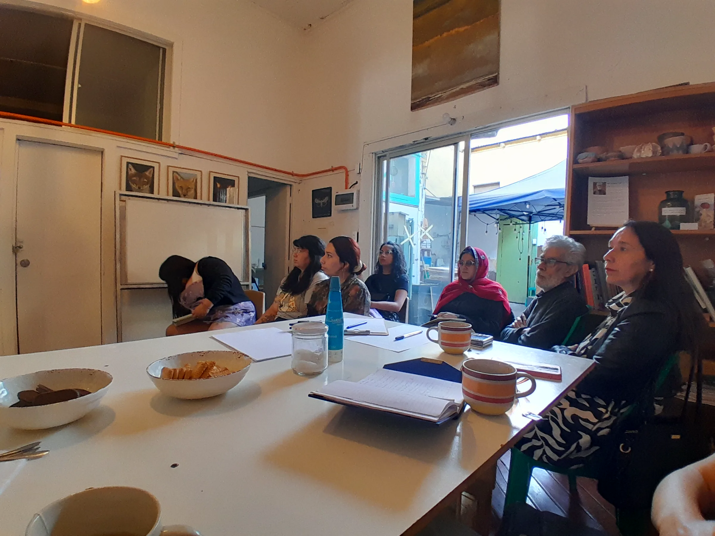 Reunión de trabajo alrededor de la mesa