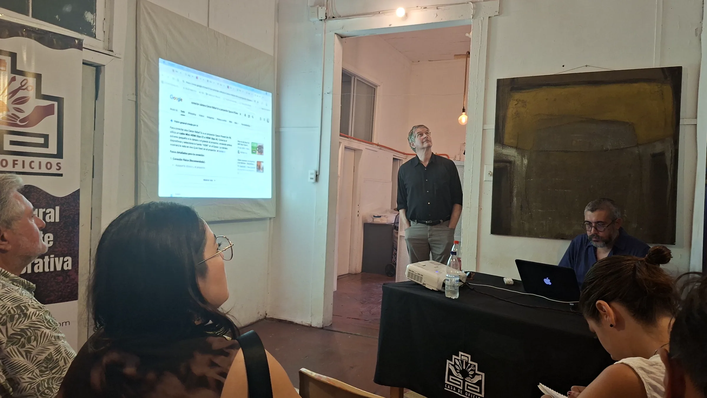 Charla con proyección en la sala