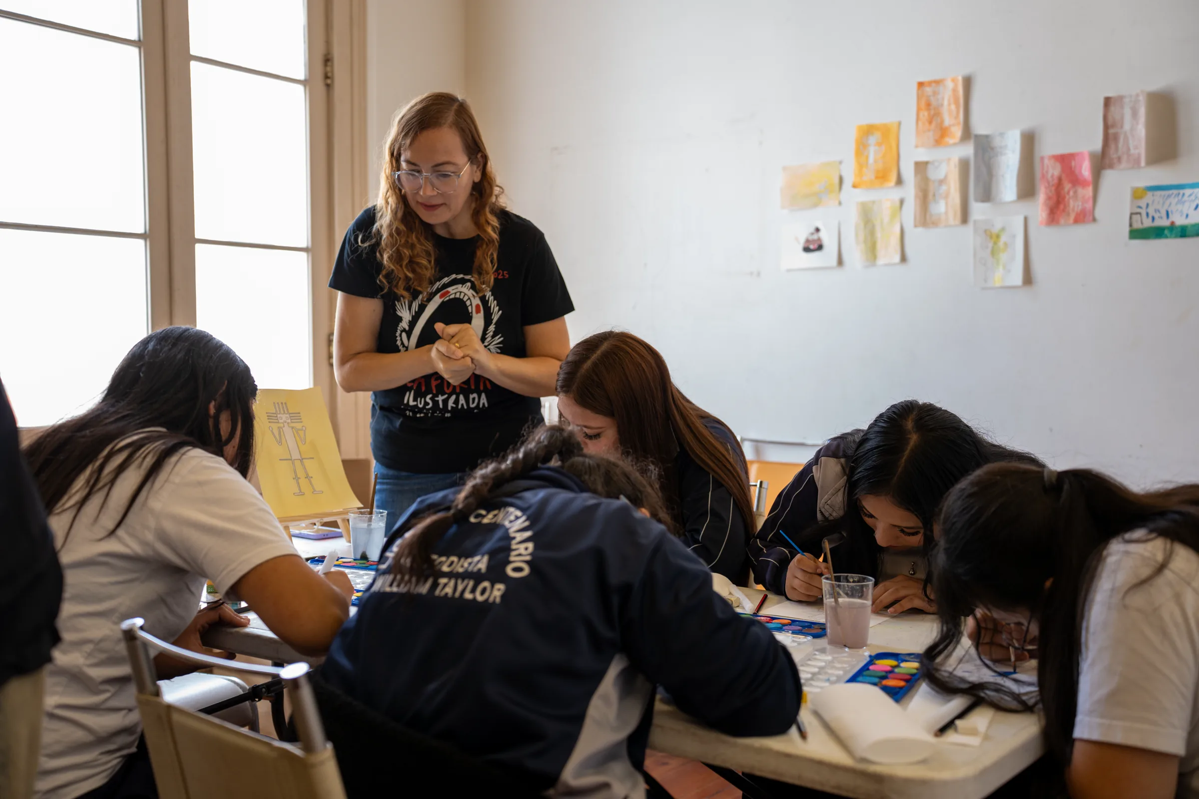 Taller de dibujo con estudiantes