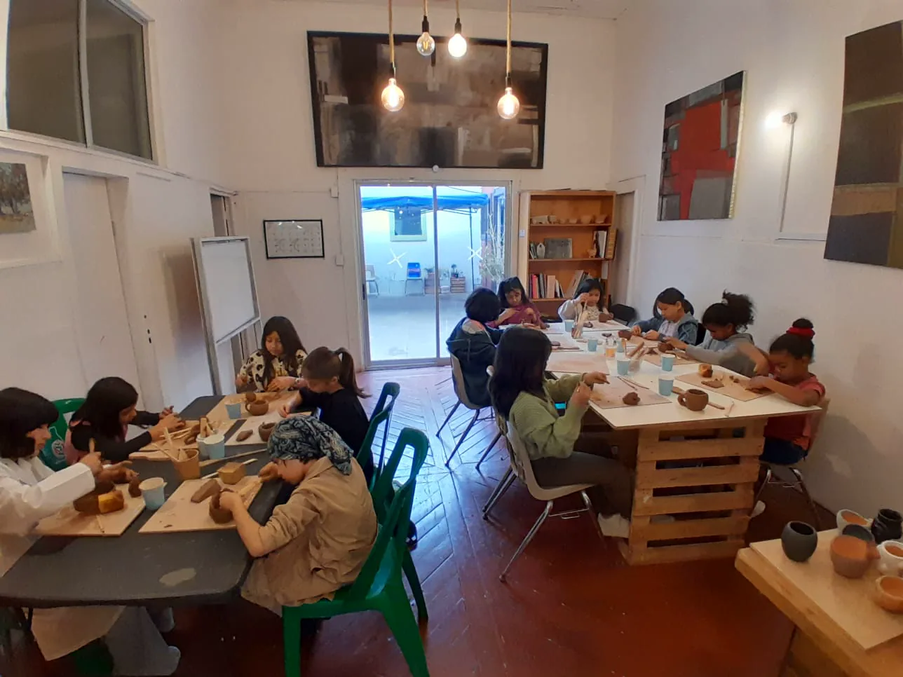 Taller de cerámica con niñas y niños